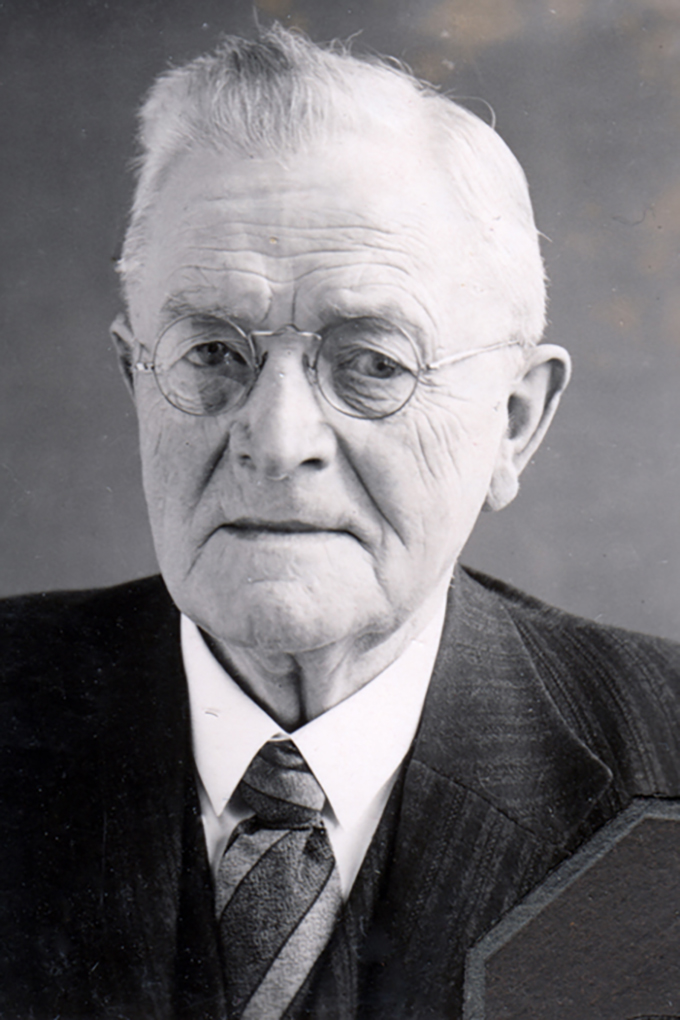 Meester van de Poel, in oorlogstijd en nog enige tijd erna was meester van de Poel de bovenmeester van de Aloysius jongensschoolKli